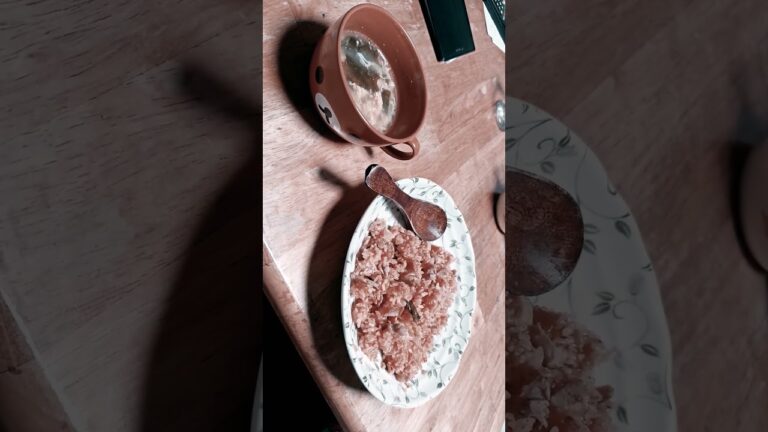 お昼御飯は、キムチ炒飯と中華スープですね。とても美味しそうですね。