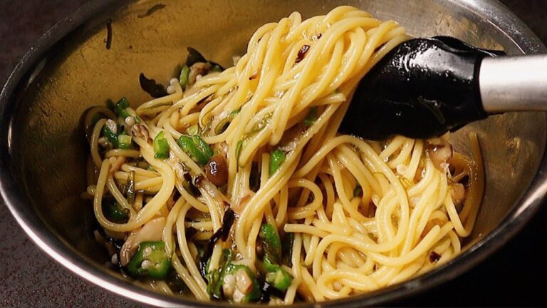 茹でたパスタを和えるだけ！正直教えたくないほど旨すぎる【夏野菜のネバネバ冷製パスタ】の作り方