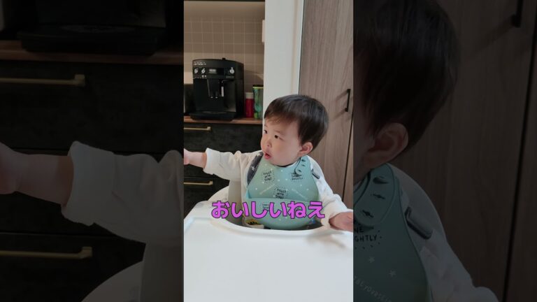 硬いお菓子をどう食べる？食欲旺盛な赤ちゃん【1歳6ヶ月】#shorts