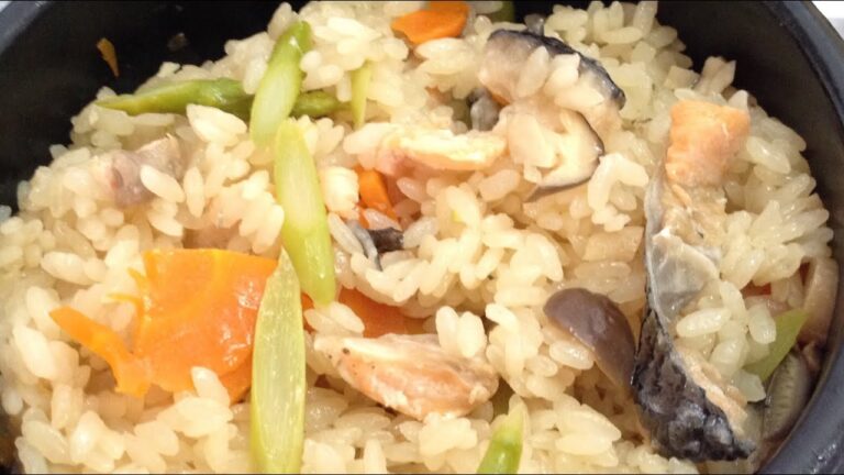 【鮭の炊き込みご飯】中が見える状態で土鍋炊き