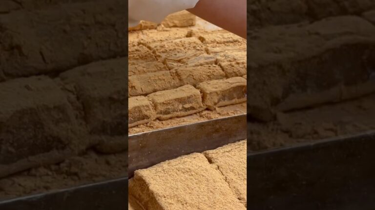 何度も見れる職人技✨もちもち食感!きな粉と胡桃のお餅