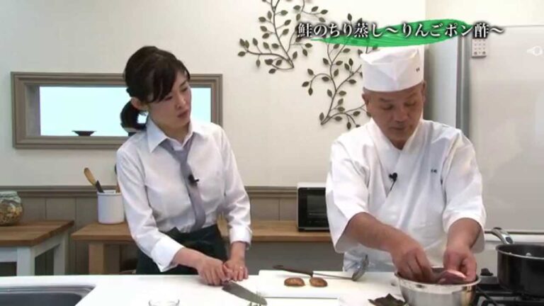 「分とく山」総料理長 野崎洋光がつくる”青森の郷土料理”「鮭のちり蒸し 〜りんごポン酢〜 」と「八戸せんべい汁」