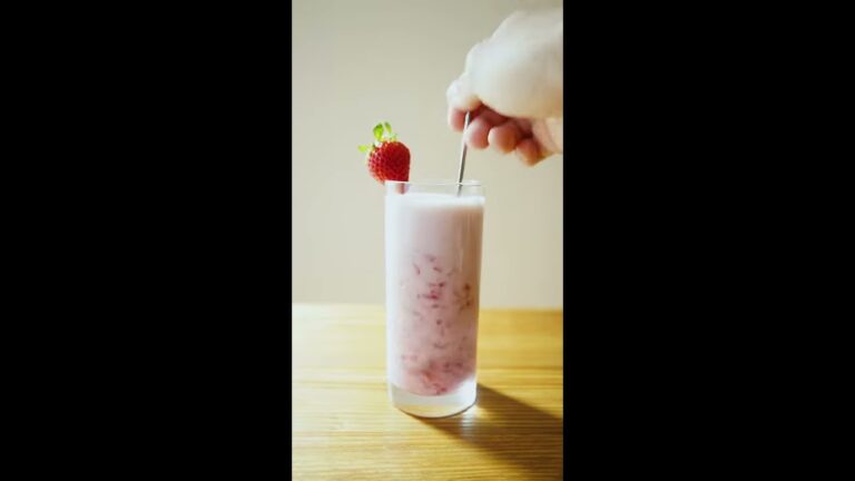 原点にして頂点。至高のイチゴミルクの作り方｜How to make strawberry milk｜#Shorts