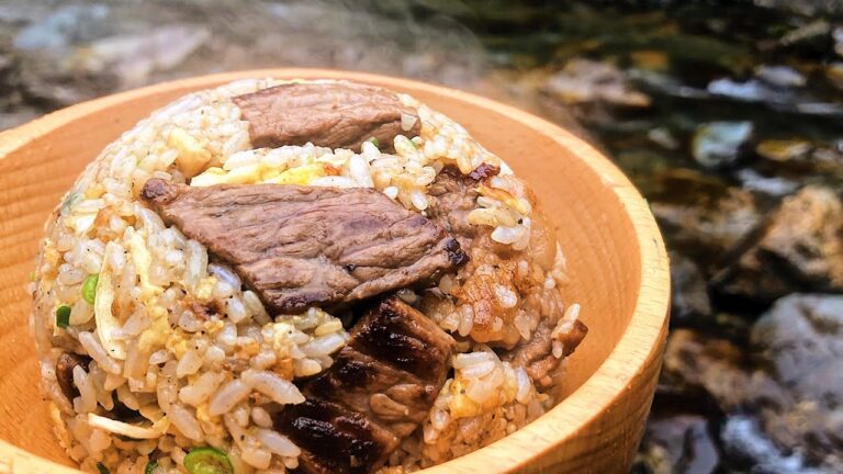 雨の中、中華鍋を振り回して作る牛肉チャーハン/Beef fried rice made outside on a rainy day