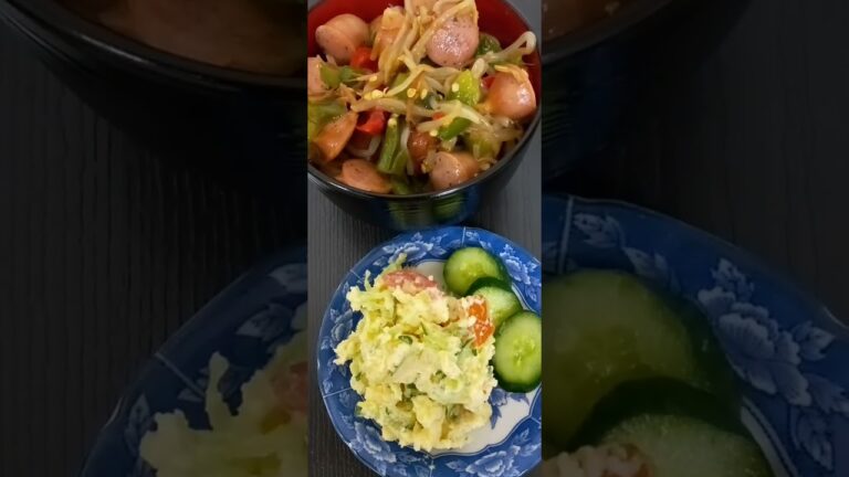 #夕食 。野菜ウインナー丼、ポテトサラダ、きゅうり漬物。