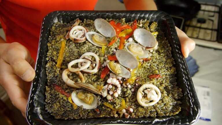 『中西の昼食』〜“海のごちそう”「イカ墨の本格パエリア」（冷凍食品）〜電子レンジで簡単にできました！おいしい！旨みが強い！