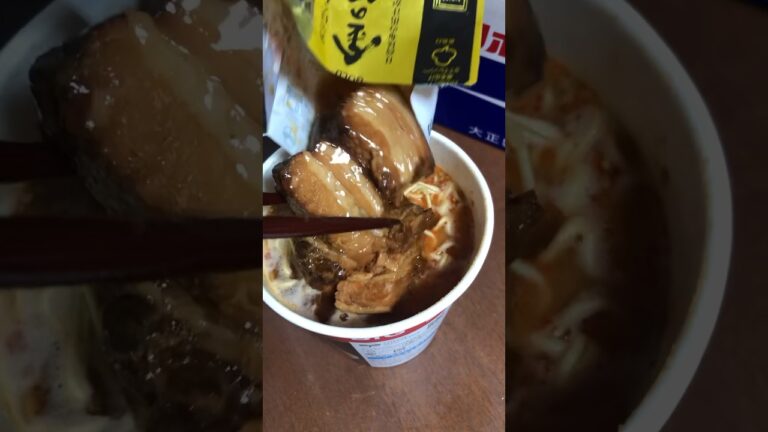 【アラフィフ姉弟の遊び】金の豚角煮✖️坦々麺ていうセブンイレブンのもの同士をかけ合わせて美味しくするらしい。私は断然、白飯✖️豚角煮派です！