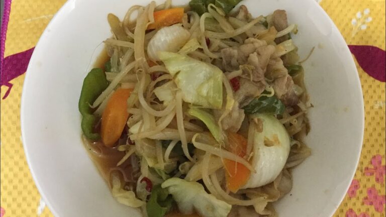 ピリ辛肉野菜炒めの作り方教えます❤️オイスターソースベースのホットモット風の味で調整してます。夏なのでピリ辛に仕上げました😋