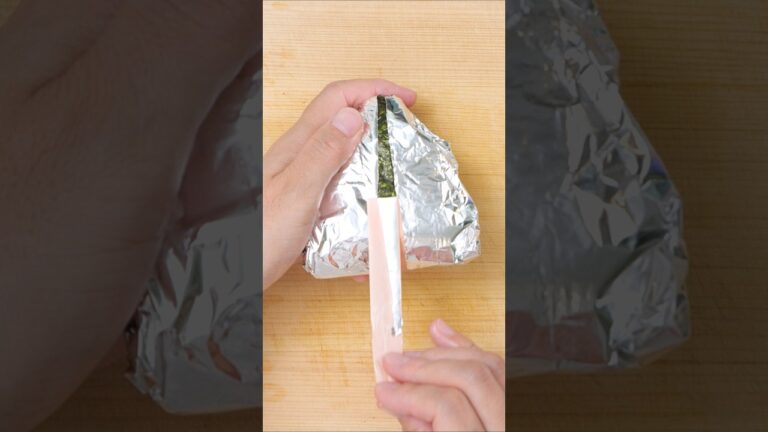 アルミホイルで海苔をパリパリに！おにぎり持ち運び術 #あおいの給食室 #おにぎり #お弁当
