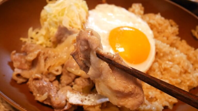 豚小間切れ肉と米を炊飯器に入れて炊くとこちらの料理になります【炊飯器料理】