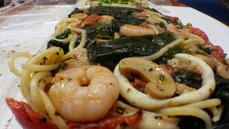 ボローニアのスパゲッティー三種類とトマトのサラダ。Tokyo,CoolJapan.