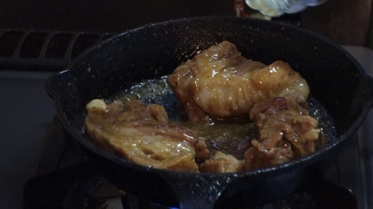 【おうちキャンプ飯】スキレットで超簡単スペアリブ！