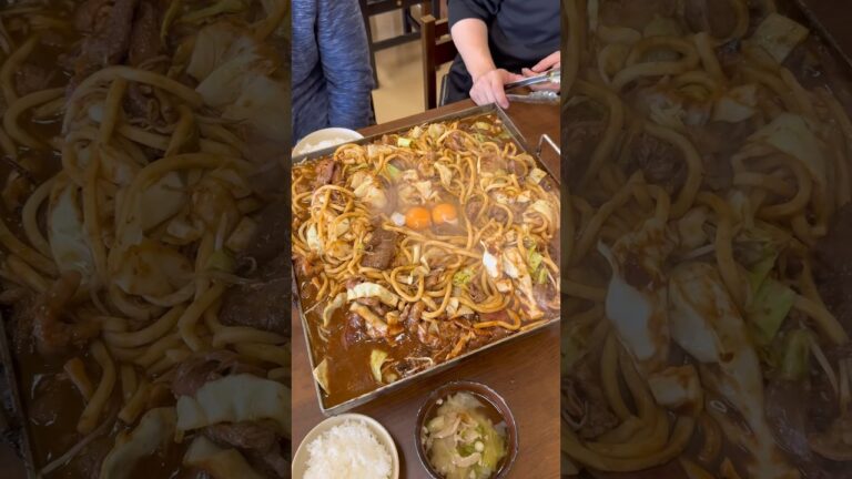 30cm以上の鉄板もりもりデカ盛りホルモンうどん🍜🥩【三重 亀八食堂】