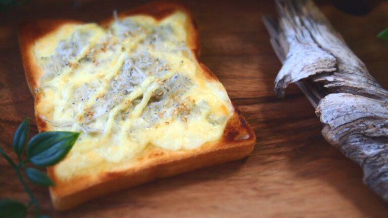 【簡単 食パン レシピ】しらすのチーズトーストの作り方【食パン アレンジでおうちごはん】