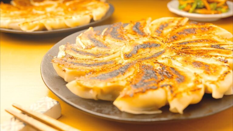 思いつく限りの旬の味覚をギュッと閉じ込めた『きのこ餃子』