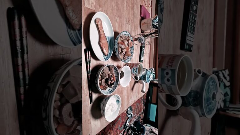 晩御飯は！御飯🍚と焼き鮭と肉じゃがともずくと筑前煮ですね。とても美味しそうですね。