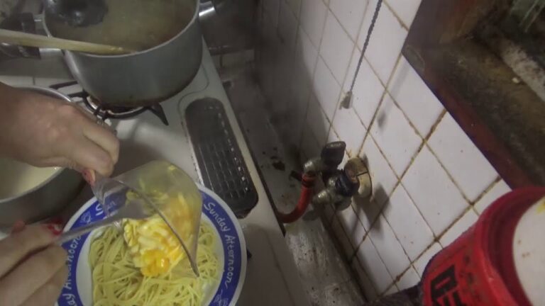 残ったクリームシチューでカルボナーラのようなもの作ろ☆気づいたら目からウロコなお話つき