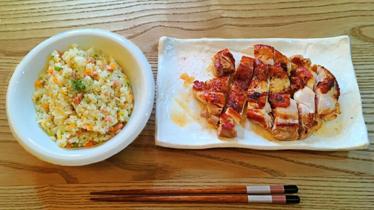 【うちごはん】炊飯器で作る簡単ピラフを嫁に作ってもらったので、〇〇するだけでできるパリパリチキンを作った