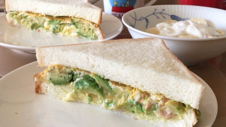 ベーコンとアボカドのサンドイッチ Sandwiches with Bacon & Avocado