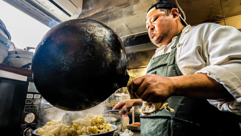 【兵庫】廃れた市場にたった一つの“爆盛り中華”…なぜか客が殺到していた！