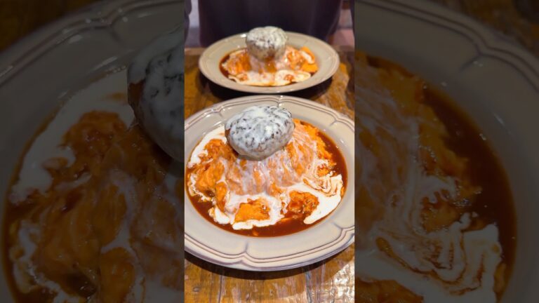 チーズインハンバーグを頂上に載せた半熟オムライス！デミグラス&カマンベールソースが混ざり合う一皿【EDW yellow：渋谷】