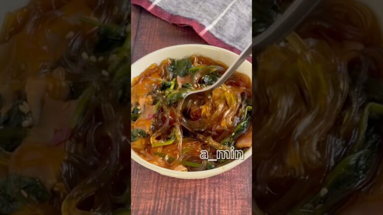 春雨別茹で不要！全部一緒に入れて煮るからしっかり味染み時短にも✨ほうれん草とベーコンのピリ辛中華風春雨煮