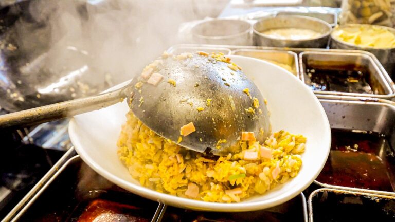 圧巻の鍋捌きで厨房をブン回す本格中華食堂の１日に密着！