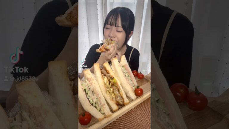 サンドウィッチ食べる※咀嚼音⚠️