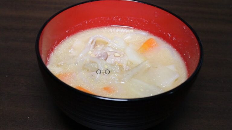 一人暮らし男の自炊！冬にピッタリ！とてもあったまる豚汁【簡単料理レシピ】