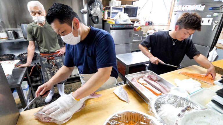 イカ漁船→新鮮海鮮料理。地元密着で大繁盛の福岡グルメ４選。