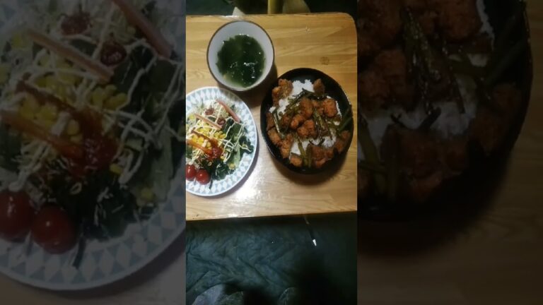 今日のご飯はサイコロステーキ どんぶりが大きくて盛り付けが大変 わかめスープ サラダ ミニトマトを入れました 今日も いただきます😋👍💞🍀