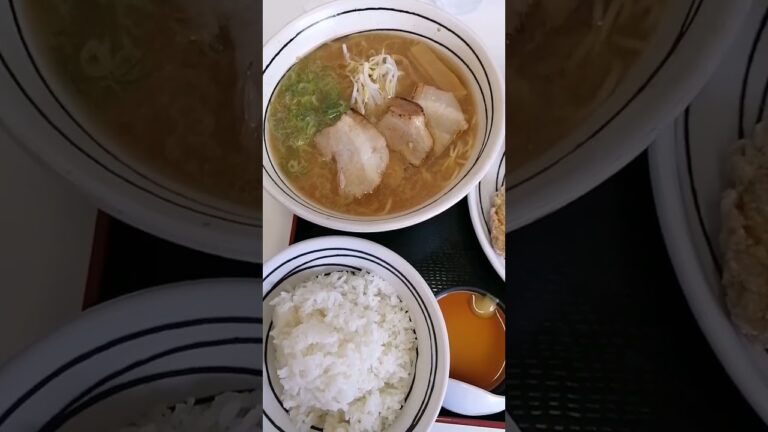 岡山市東区竹原にある大人気店、梶屋での食べ物紹介！ボリューム満点の唐揚げ定食と、豪快な海老にタルタルソース満載の天丼を堪能しました。一度食べてみるとそのおいしさに虜になること間違いなしです！