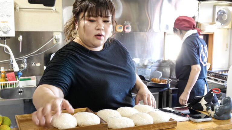 たこ焼き女将が営む素朴なたこ焼き屋に常連客が殺到！女性スタッフが活躍する関西グルメ６選丨Street Food in Japan: Takoyaki