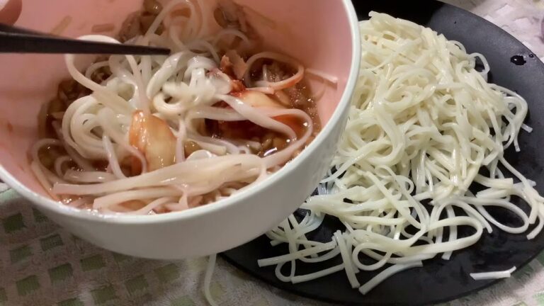 ASMR eating Japanese Chilled Udon with Tuna Natto Kimchi 冷やしツナ納豆キムチうどん