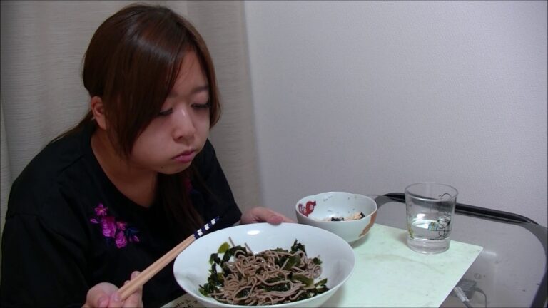 【さっぱり美味しい】ラー油ワカメそば＆明太マヨネギ海苔ご飯【マヨでこってり】