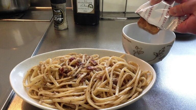 昼はパスタ（オリーブオイルサーディン梅干し和え）、玉ねぎのスープ（玉ねぎ増し）