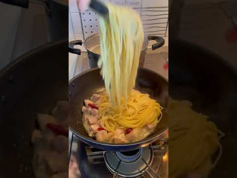 【ペペチキ】〜デカ盛りペペロンチーノ風チキンパスタ　#shorts