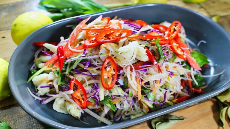 タイ風エビ春雨サラダとコブミカンの葉ドレッシング