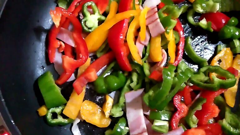 パプリカ、ピーマン、ベーコン、塩コショウ、ゴマ油の炒めものです★色鮮やかですね😃🎶