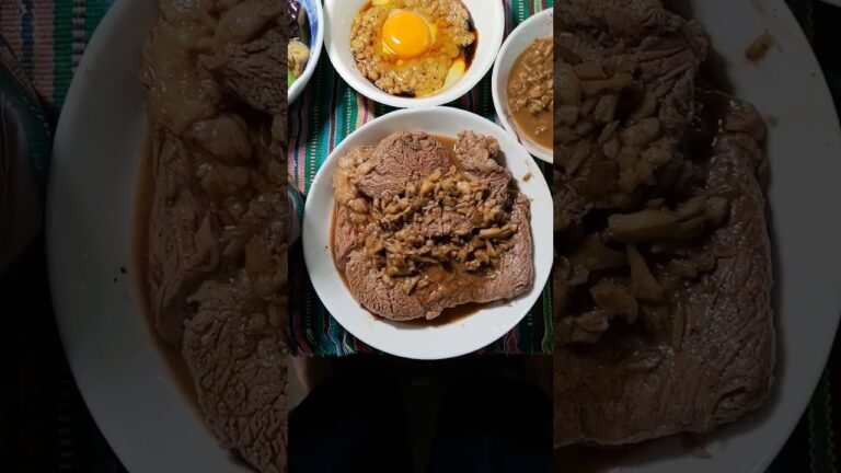 舞茸に漬け込んで柔らかくなった牛ステーキ、ナスとおくらの炒めもの、そしてナッタマを食らいます