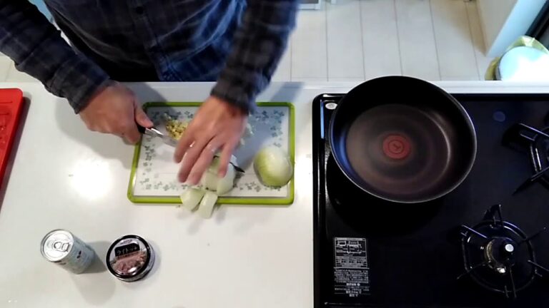 スパイスカレー（ツナ缶）をのんびりつくります