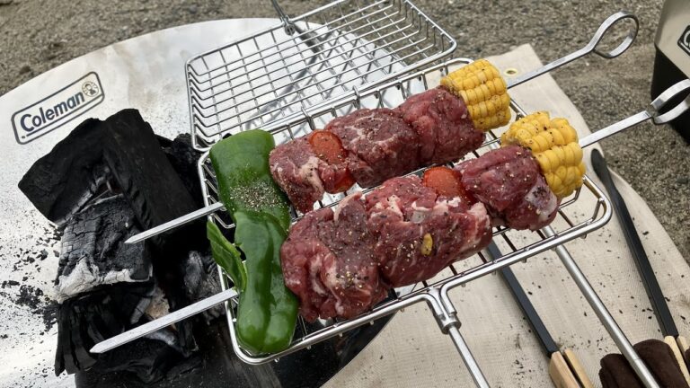 コールマンのアウトドアギアでバーベキュー串を炭火で焼いてハイボールをキメるだけの動画