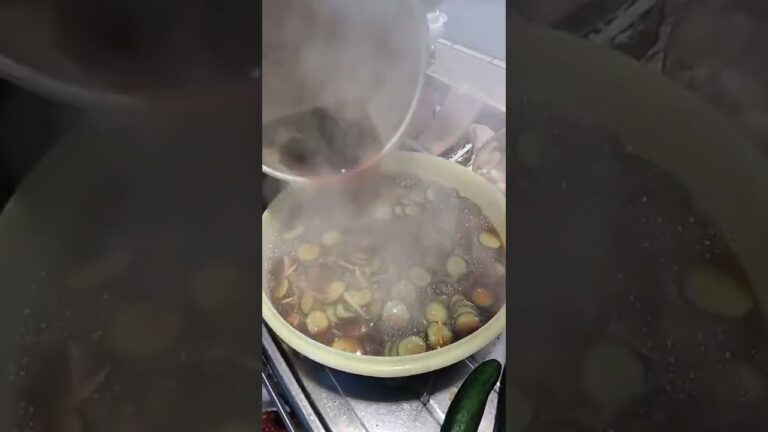 父の育てたキュウリ20本でキュウリのキューちゃんを作っています。2時間おきに５回～7回繰り返します。