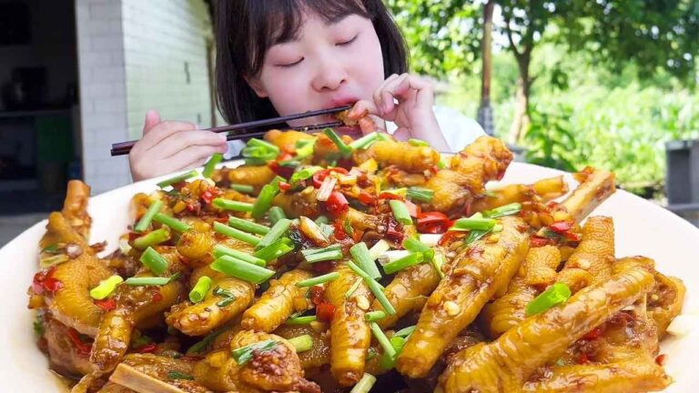 秋妹今天弄個江西辣雞腳，辣得清鼻子直流，麻辣軟糯太巴適了！ 【顏美食】