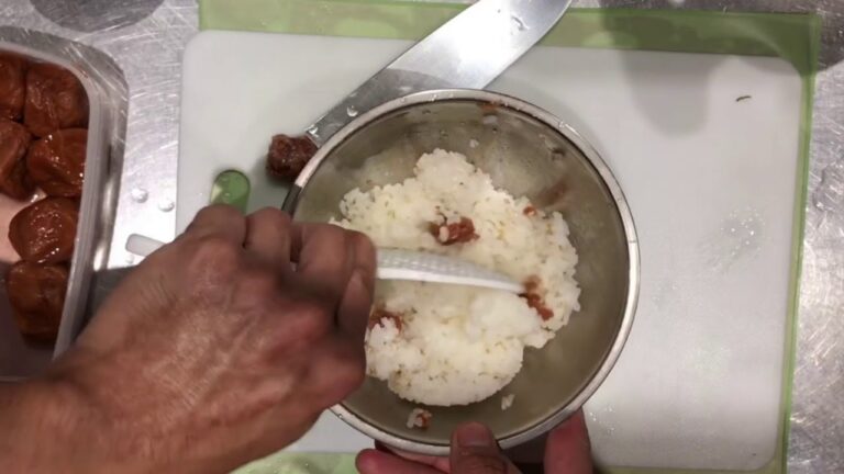 梅ゴマおにぎりhowto