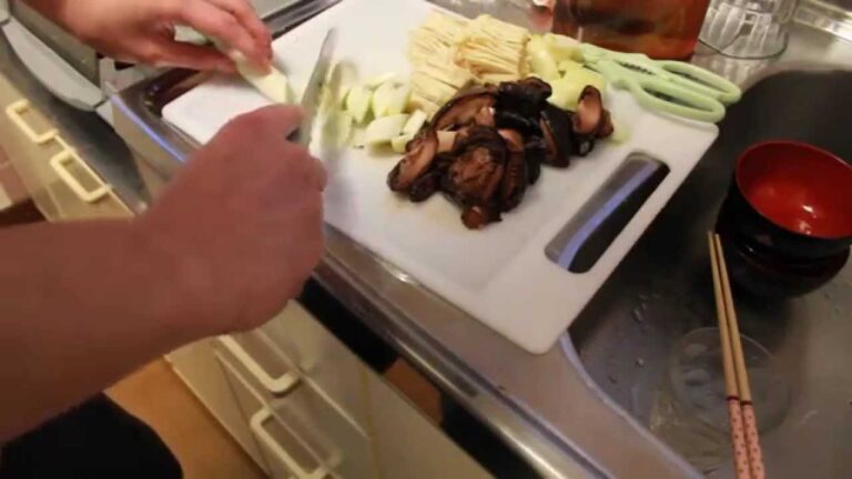 ネギと椎茸とえのきとタマネギをきる