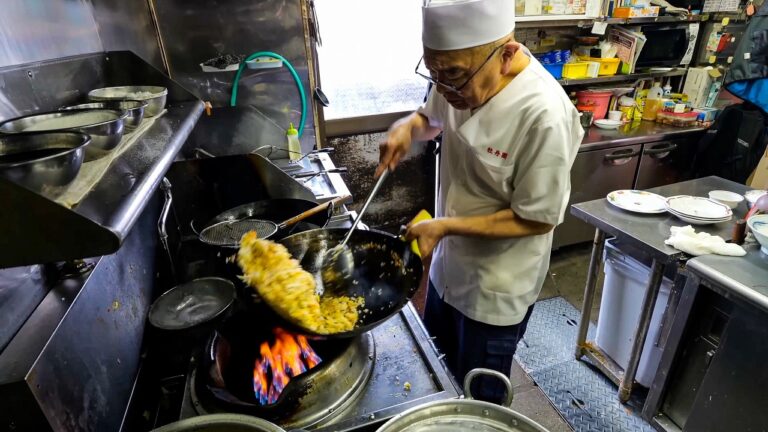 炒飯！カツカレー！１日３００人の来客を捌く超絶鍋振り厨房の止まらない一日。