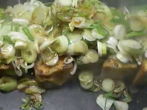 厚揚げと山盛りネギの鉄板焼き
