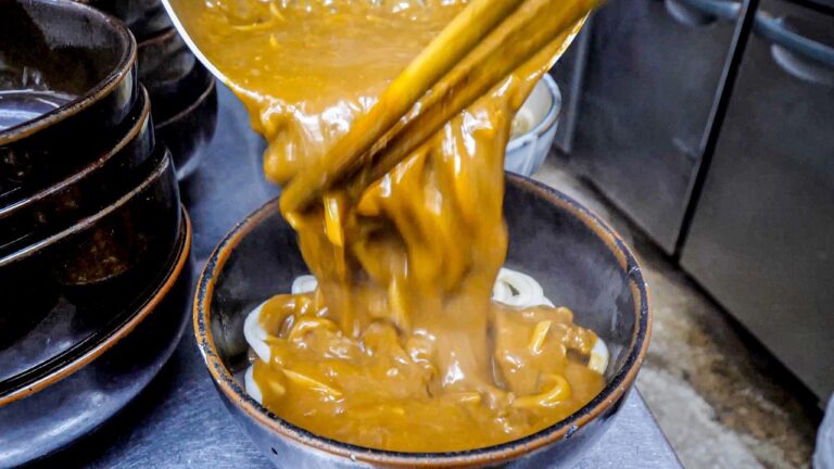 怒涛のカレーうどんラッシュ！サラリーマンが殺到する４２年続く超絶人気老舗うどん店の１日。