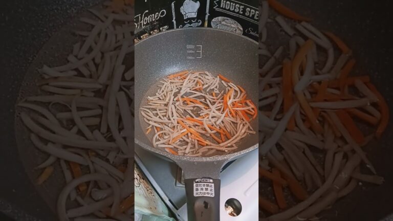 今回は豚汁定食です② 一旦アク抜きしてから🌟フライパンに胡麻油入れて焼きますね😊癒しの味です🍵 #shorts